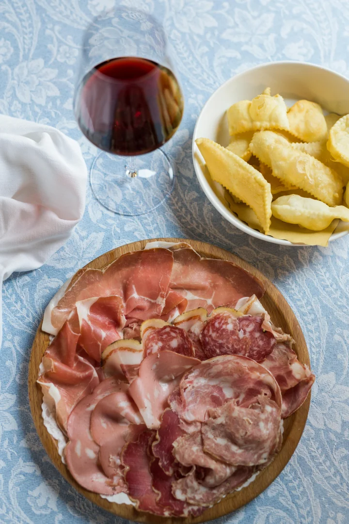 Tagliere di affettati con pinzini